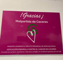 Imagen secundaria 2 - La AECC otorga a Malpartida de Cáceres una placa como municipio adherido al Circuito Provincial de Marchas Rosas