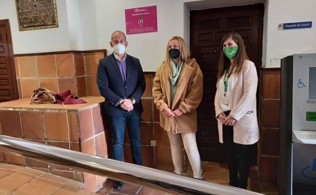Imagen principal - La AECC otorga a Malpartida de Cáceres una placa como municipio adherido al Circuito Provincial de Marchas Rosas