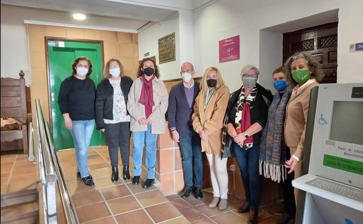 Asistentes al acto de descubrimiento de la placa. 
