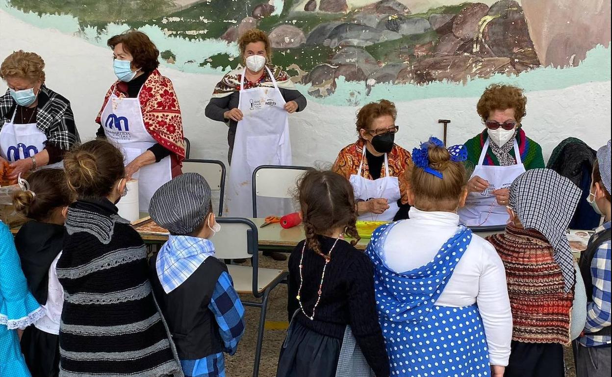 Los pequeños aprenden la elaboración de la patatera. 