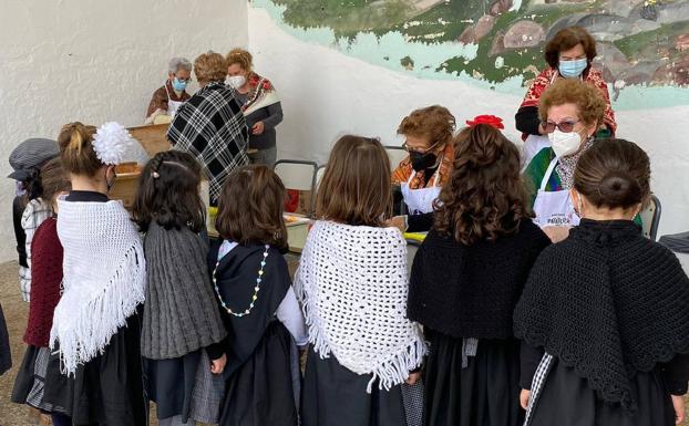 Imagen principal - El Club La Paz volvió al colegio para celebrar con los alumnos la Patatera Didáctica