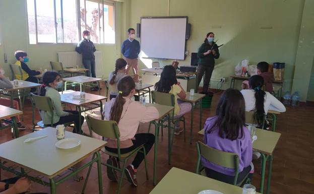 Imagen principal - El Centro de Interpretación organiza talleres y actividades para celebrar la Semana de Extremadura en la Escuela con el CEIP Moctezuma