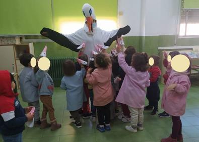 Imagen secundaria 1 - El Centro de Interpretación organiza talleres y actividades para celebrar la Semana de Extremadura en la Escuela con el CEIP Moctezuma