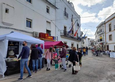Imagen secundaria 1 - Gran ambiente en el Mercado Extremeño Artesano. 