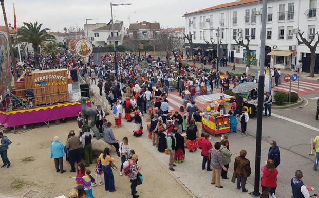 Imagen principal - Malpartida de Cáceres volvió a disfrutar de La Pedida de la Patatera