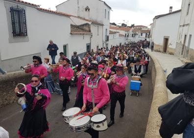 Imagen secundaria 1 - Malpartida de Cáceres volvió a disfrutar de La Pedida de la Patatera