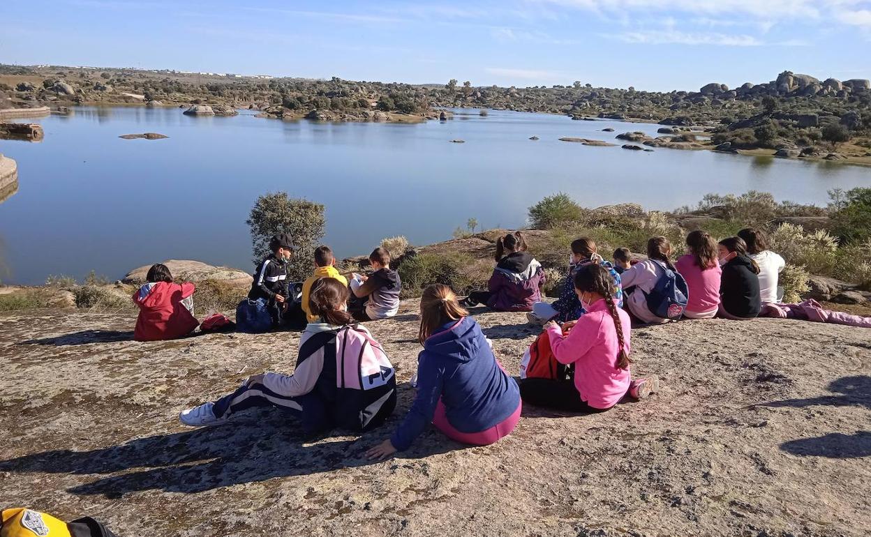Alumnos del CEIP Carmen González Guerrero fueron los primeros del programa 'Hábitos de vida saludable a través de rutas por Espacios Naturales'