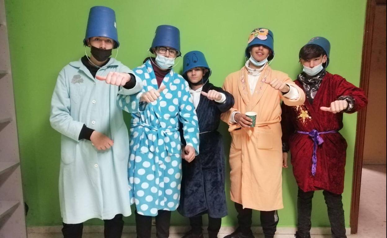 'Los cubatas' ganan el concurso de disfraces del Centro Joven