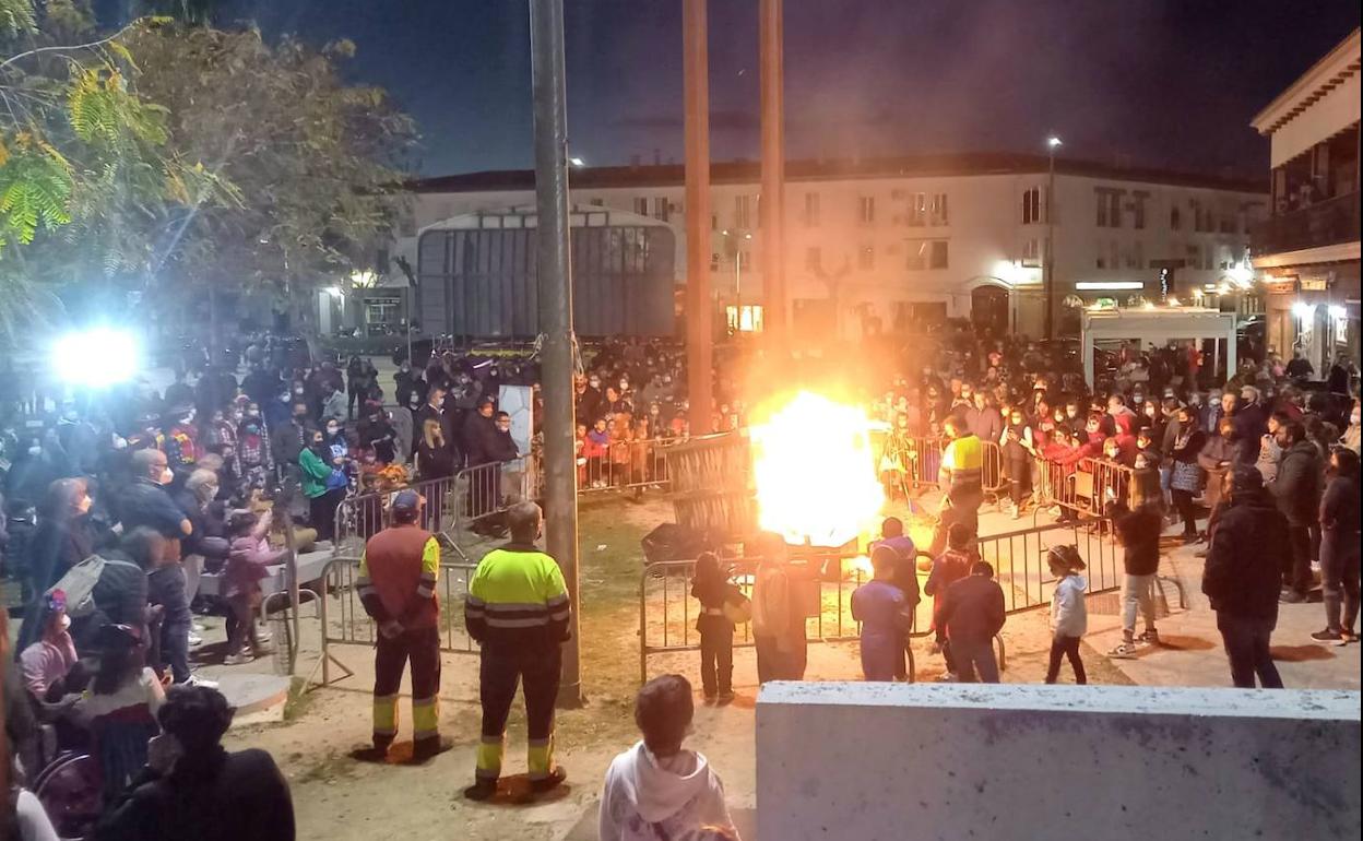 Quema de los entierros tras el pasacalles. 