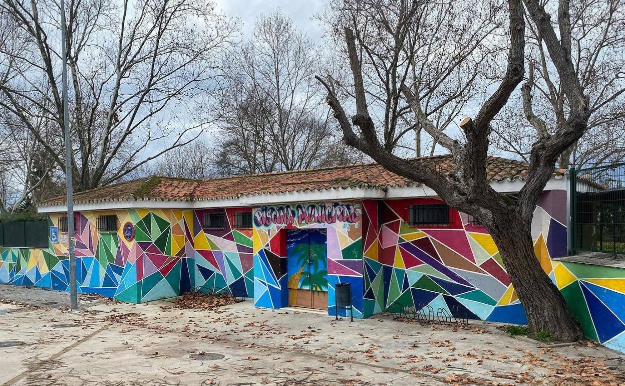 Entrada de la piscina municipal de Malpartida de Cáceres. 
