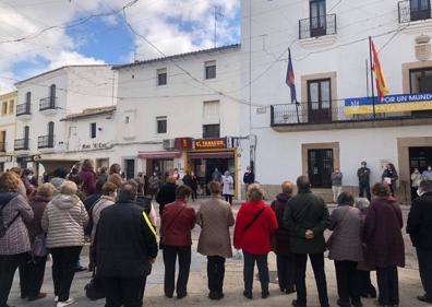 Imagen secundaria 1 - Malpartida guarda silencio en repulsa a la invasión de Ucrania
