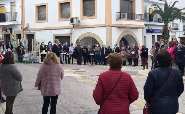 Imagen principal - Malpartida guarda silencio en repulsa a la invasión de Ucrania