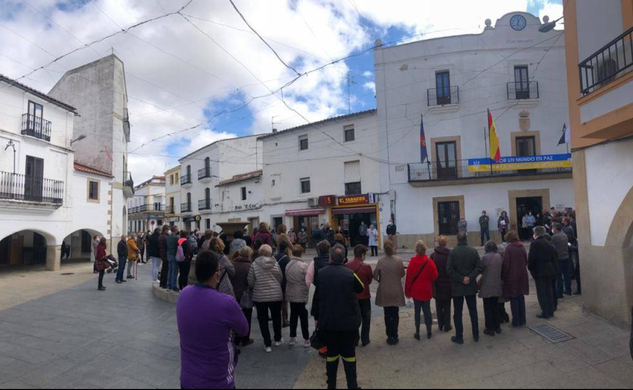 Numerosos vecinos han acudido a la Plaza Mayor. 