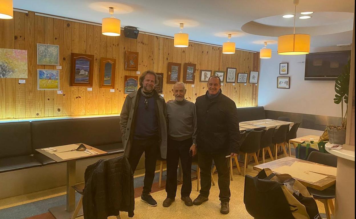 Los tres artistas junto a parte de la muestra expuesta. 