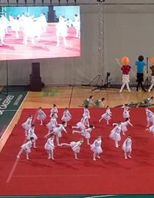 Imagen secundaria 2 - Las escuelas municipales de Bailes Actuales y Gimnasia Rítmica de Malpartida de Cáceres participaron en la Gimnastrada 2022