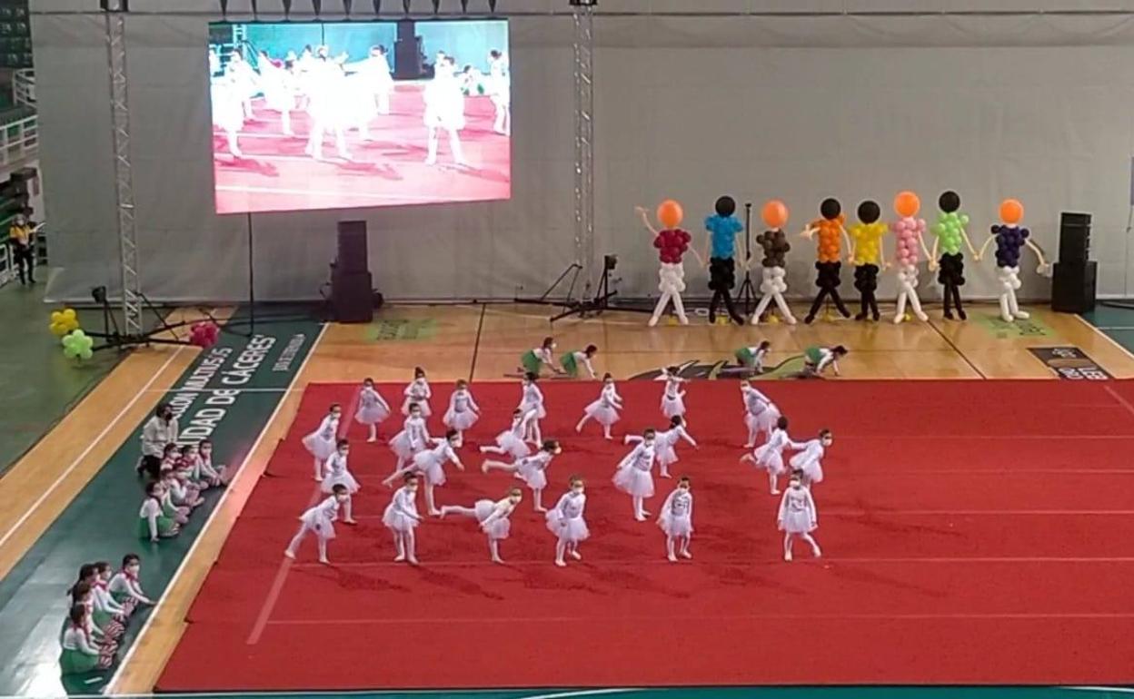 Grupo de gimnasia rítmica de los pequeños. 