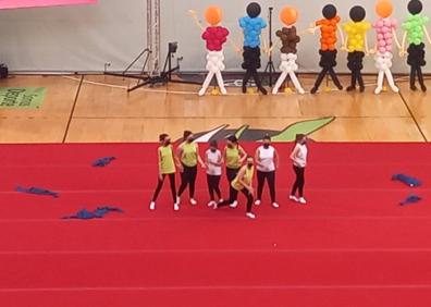 Imagen secundaria 1 - Las escuelas municipales de Bailes Actuales y Gimnasia Rítmica de Malpartida de Cáceres participaron en la Gimnastrada 2022