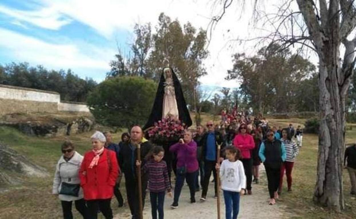 Imagen de archivo de la Virgen de la Soledad llevada hasta la iglesia. 