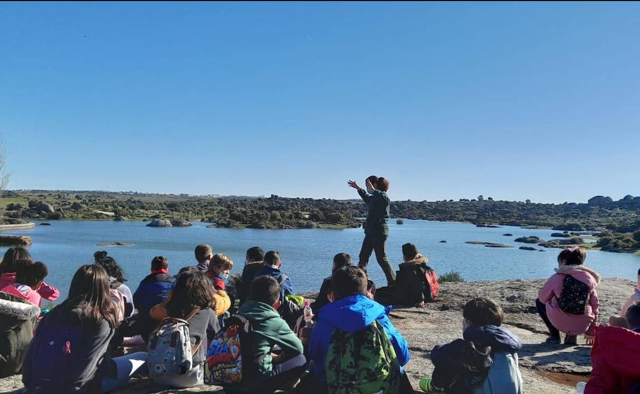 Los alumnos difrutando de las visas del Monumento Natural. 