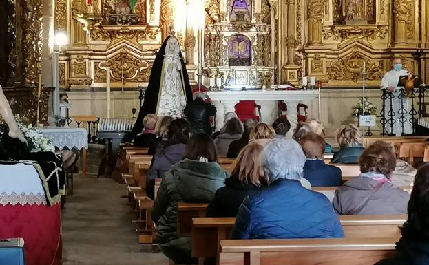 Imagen principal - La Virgen de la Soledad en la Iglesia Parroquial. 