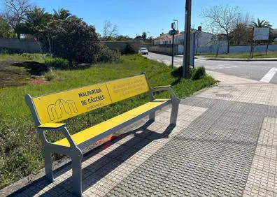 Imagen secundaria 1 - El Ayuntamiento instala los nuevos bancos en la urbanización Las Arenas y en calle Conejar