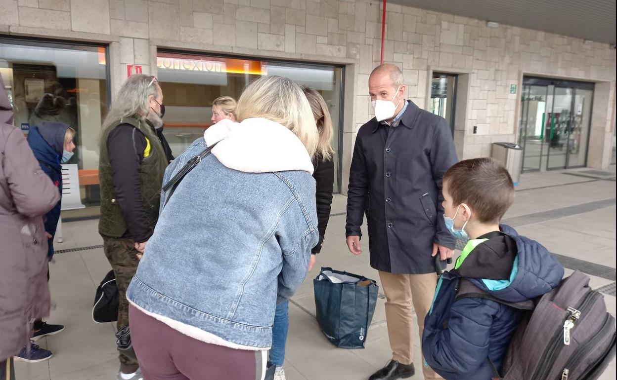 Alfredo Aguilera, alcalde de Malpartida de Cáceres, recibiéndoles en la estación de Cáceres. 