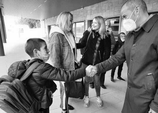 Imagen principal - Malpartida de Cáceres recibe a un nuevo grupo de refugiados ucranianos