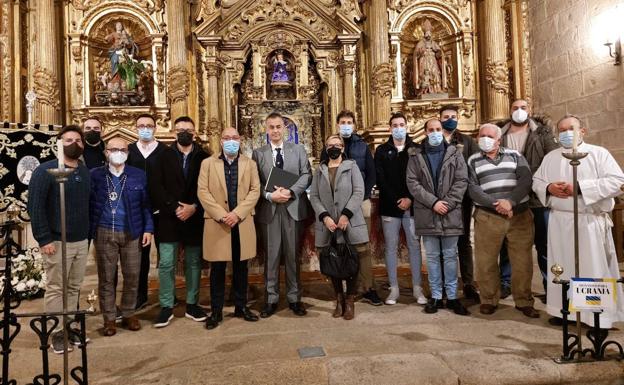 Imagen principal - Mariano Chanclón fue el encargado de leer el pregón del Viernes de Dolores