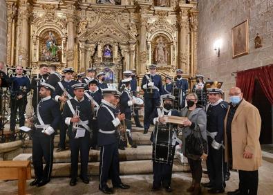 Imagen secundaria 1 - Mariano Chanclón fue el encargado de leer el pregón del Viernes de Dolores