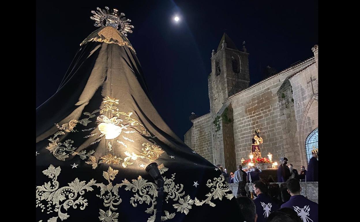 Fervor y recogimiento en el Jueves Santo de Malpartida de Cáceres