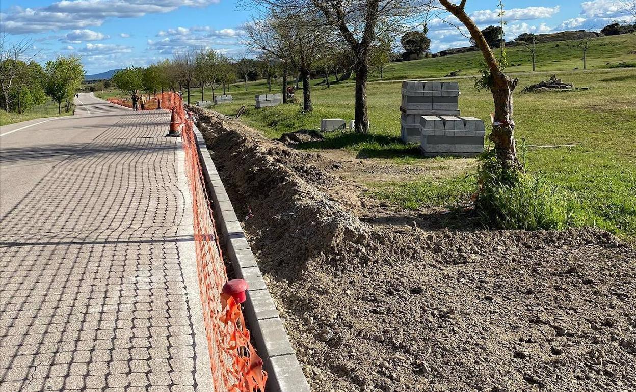 Continuación del camino peatonal a Los Barruecos. 