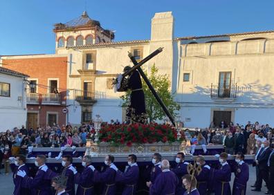 Imagen secundaria 1 - Imágenes procesionando. Debajo, corporación municipal.