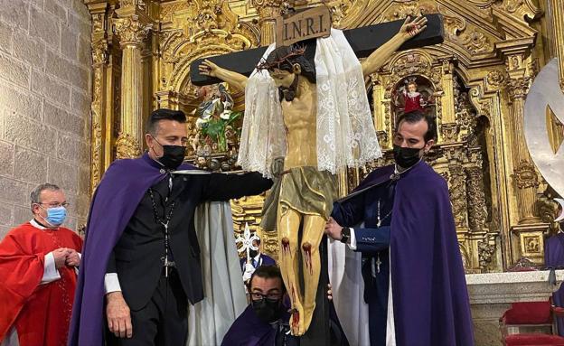 Imagen principal - Malpartida de Cáceres sale a la calle para celebrar el Viernes Santo
