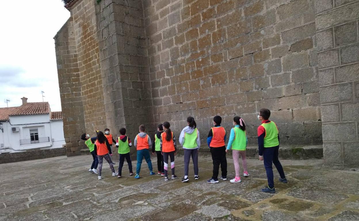 Un grupo de alumnos practicando el saque. 