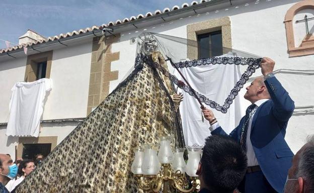 Imagen principal - Arriba: Alfredo Aguilera, alcalde local, quita el velo negro a la Virgen. Debajo: Nuestro Señor Resucitado.