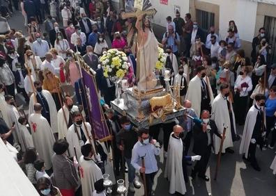 Imagen secundaria 1 - Arriba: Alfredo Aguilera, alcalde local, quita el velo negro a la Virgen. Debajo: Nuestro Señor Resucitado.