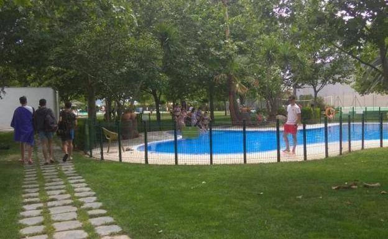 Imagen de archivo. Socorrista en la piscina municipal de Malpartida de Cáceres. 