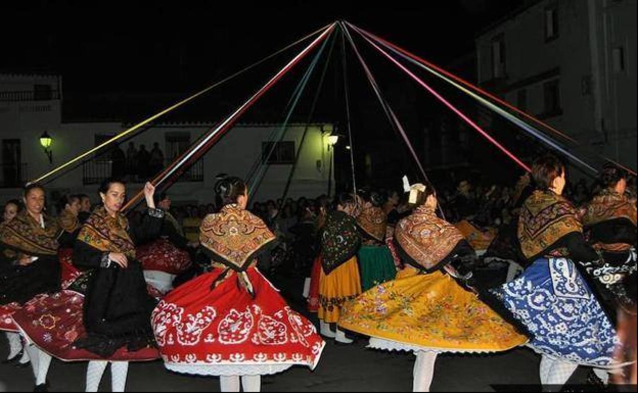 Jóvenes durante el Baile del Cordón. Imagen de archivo. 