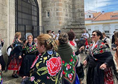 Imagen secundaria 1 - Los malpartideños se engalanan para el Petitorio de San Isidro
