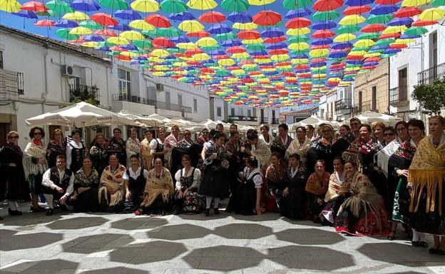 Imagen principal - Los malpartideños se engalanan para el Petitorio de San Isidro