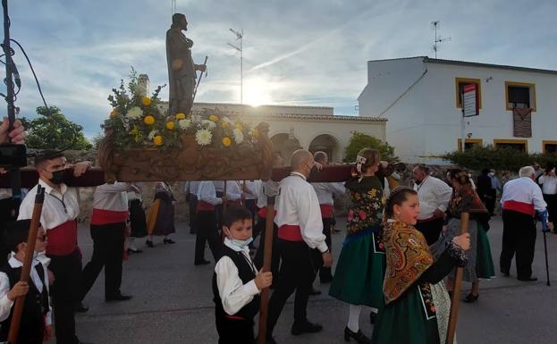 Imagen principal - Malpartida salió a la calle para recibir a su Patrón