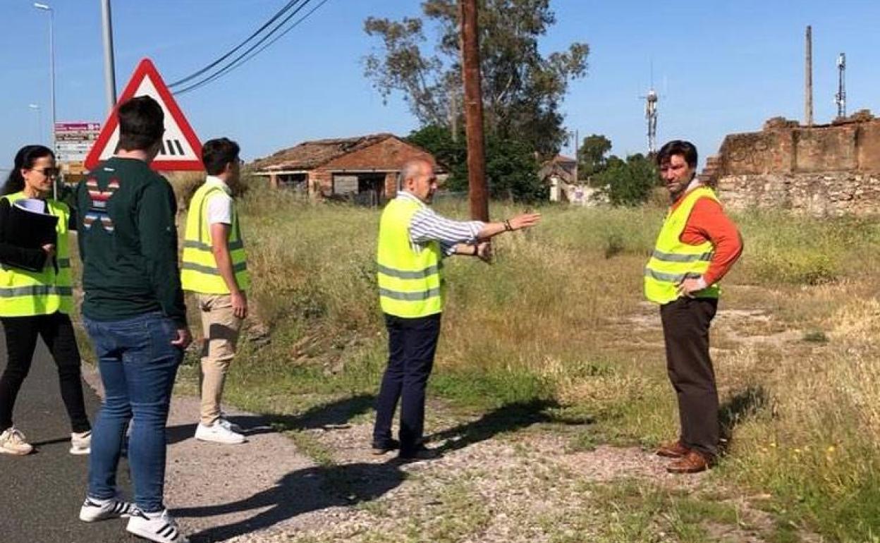 Alfredo Aguilera, alcalde local, con la empresa sobre el terreno. 
