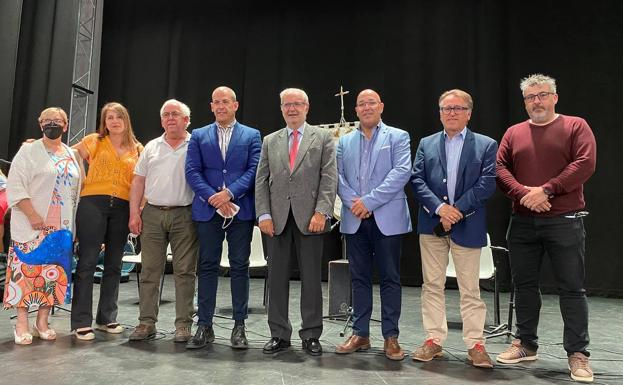 Imagen principal - Don Santos Benítez junto a la corporación municipal. 