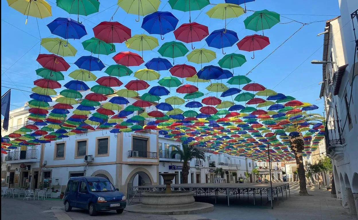 1.500 paraguas de colores dan sombra a la Plaza Mayor de Malpartida de Cáceres