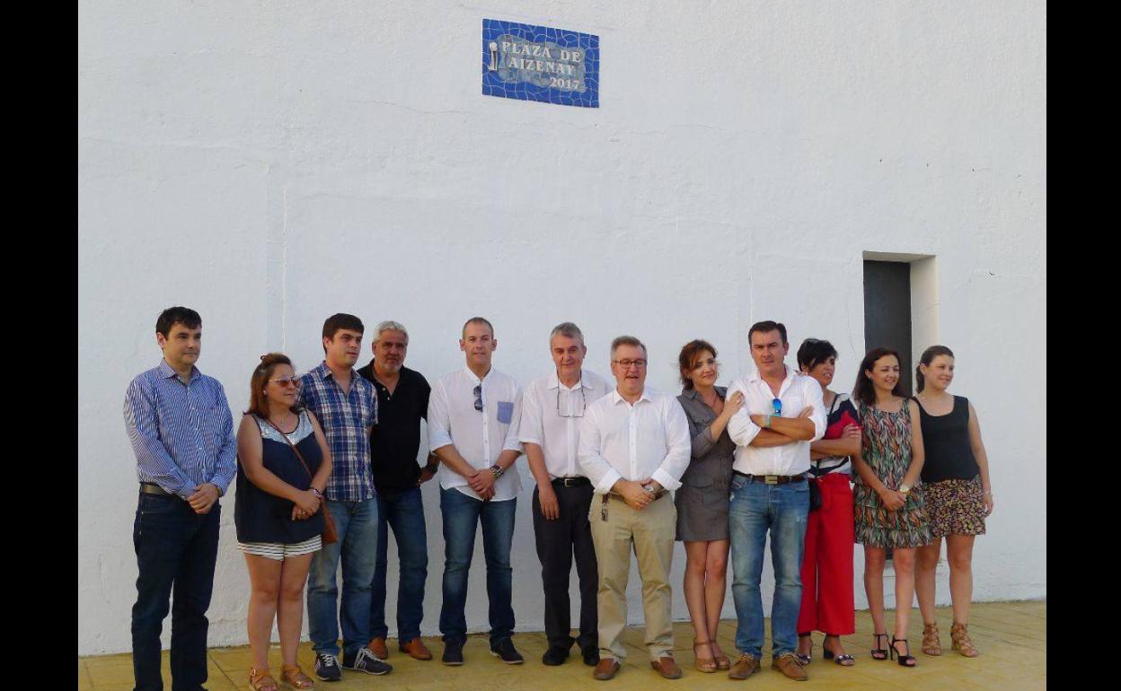 Autoridades presentes en la inauguración de la Plaza de Aizenay. 23 de julio de 2017. Archivo JAAG.