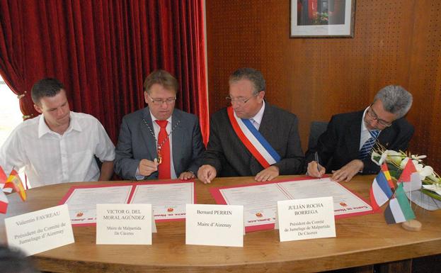 Imagen principal - Firma del acta de hermanamiento por los alcaldes Perrin y del Moral y los presidentes de los comités Favreau y Rocha. 26 de agosto de 2009. Archivo JAAG./ Placa en recuerdo de la ratificación del acta deHermanamiento que luce en la fachada del Ayuntamiento malpartideño. 5 de agosto de 2011. Archivo Fototeca municipal.JPG