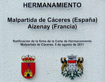 Imagen secundaria 1 - Firma del acta de hermanamiento por los alcaldes Perrin y del Moral y los presidentes de los comités Favreau y Rocha. 26 de agosto de 2009. Archivo JAAG./ Placa en recuerdo de la ratificación del acta deHermanamiento que luce en la fachada del Ayuntamiento malpartideño. 5 de agosto de 2011. Archivo Fototeca municipal.JPG