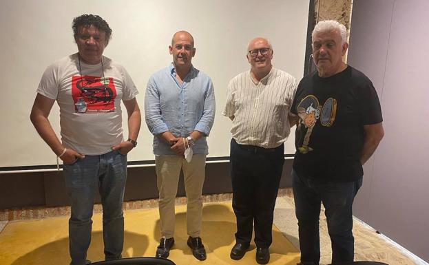 Imagen principal - Visitas, poesía y Tintín en Castúo en el Día Internacional de los Museos