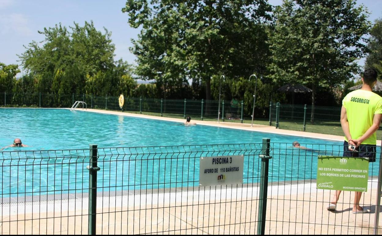 Imagen de archivo. Socorrista en la piscina de Malpartida de Cáceres. 
