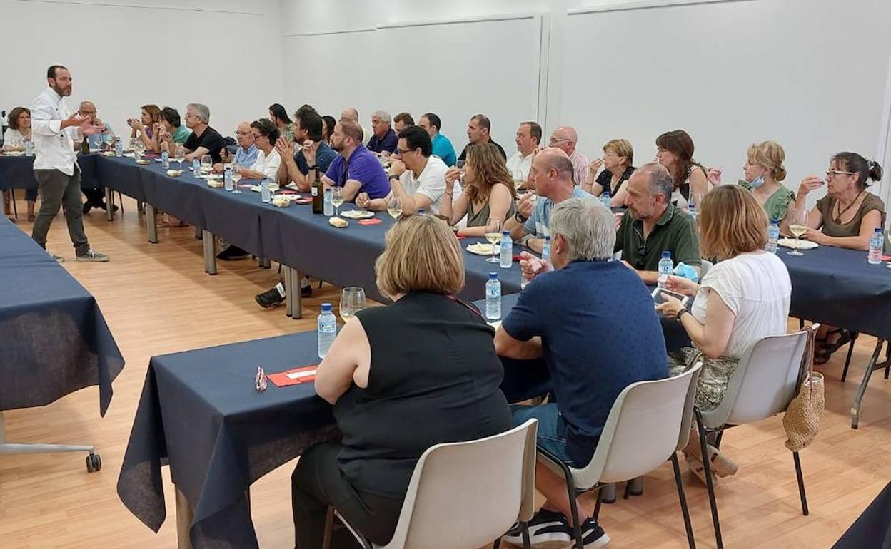 Gran acogida a la cata de quesos con maridaje impartida por el Maestro Quesero Diego Lindo